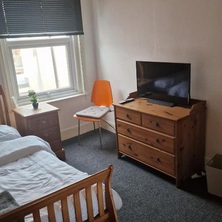 Mike'S Homestay Eastleigh Bagian luar foto