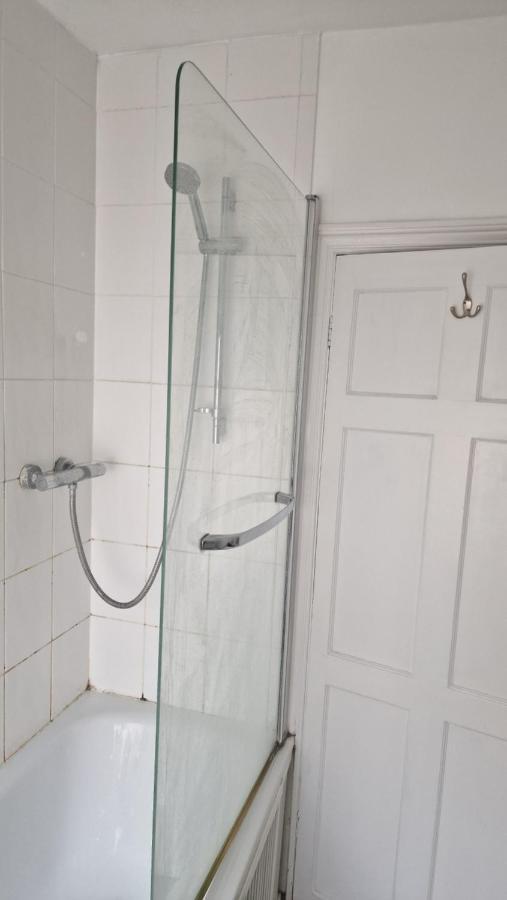 Mike'S Homestay Eastleigh Bagian luar foto